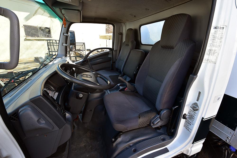 2015 Isuzu NPR 20' Box Truck