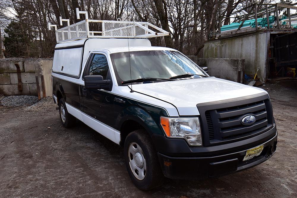 2009 Ford F150 w/ Bed Cap & Ladder Rack