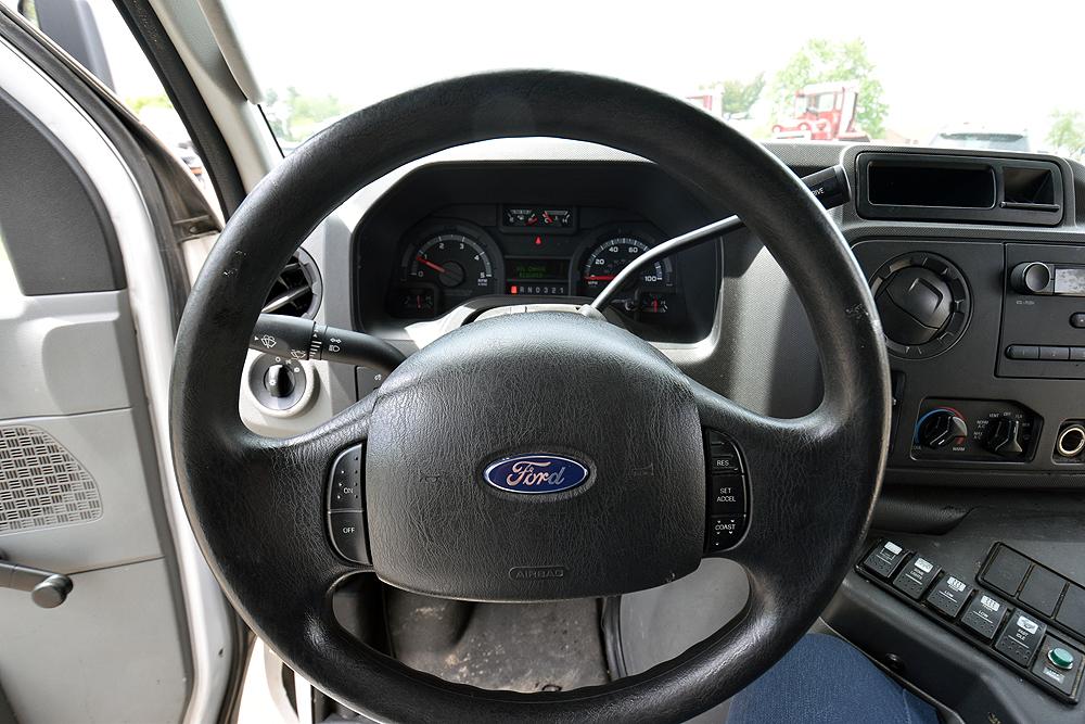 2009 Ford E-450 Super Duty Bus