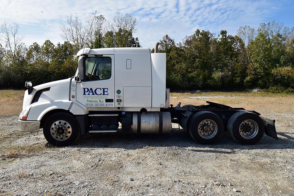 2016 Volvo VNL 400 Flat Roof Sleeper