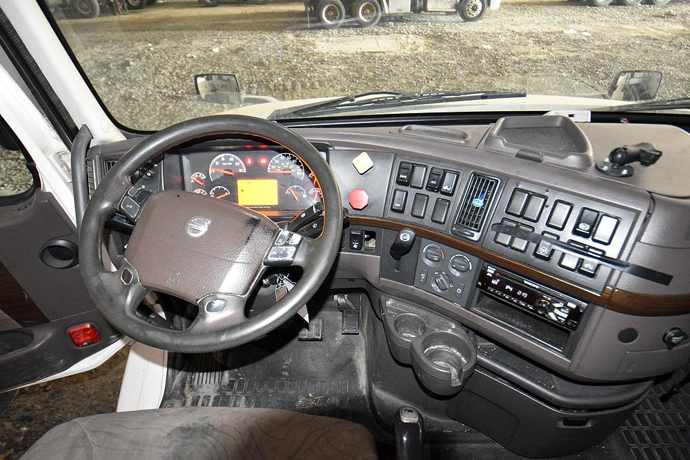 2016 Volvo VNL 400 Flat Roof Sleeper