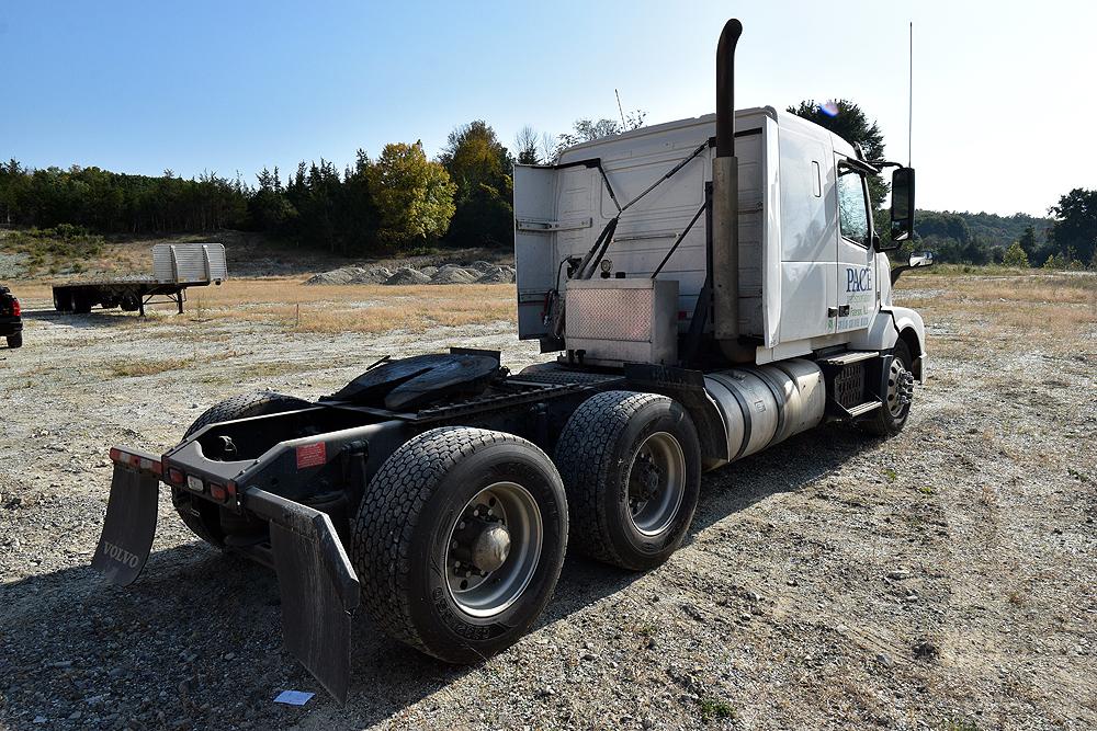 2016 Volvo VNL 400 Flat Roof Sleeper