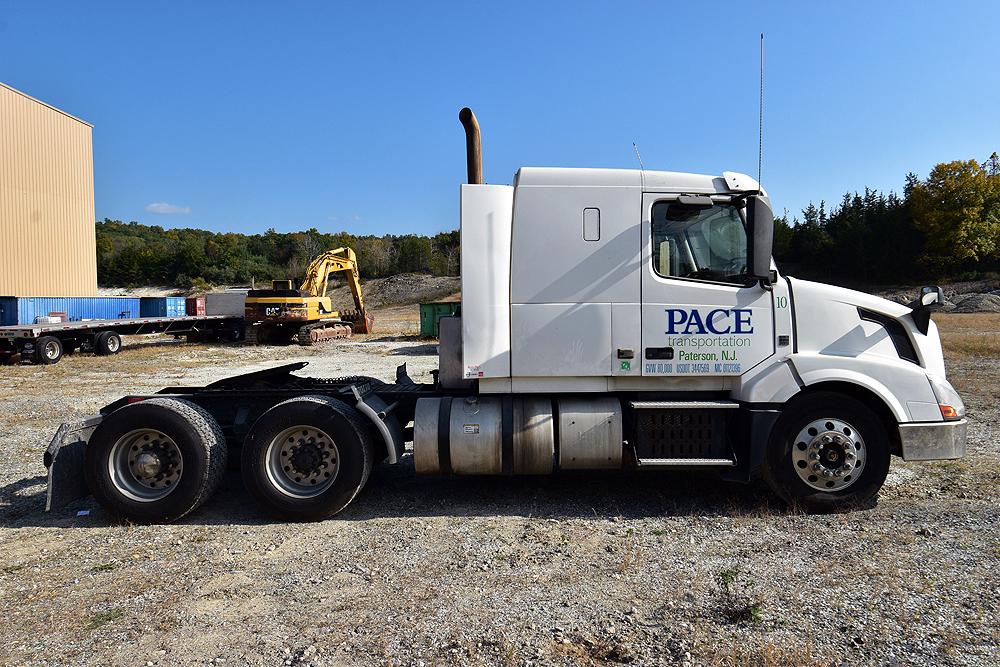 2016 Volvo VNL 400 Flat Roof Sleeper