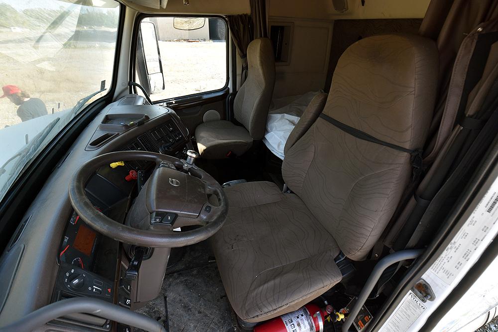 2016 Volvo VNL 400 Flat Roof Sleeper