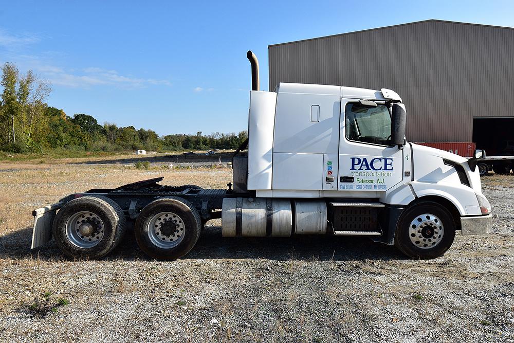 2016 Volvo VNL 400 Flat Roof Sleeper