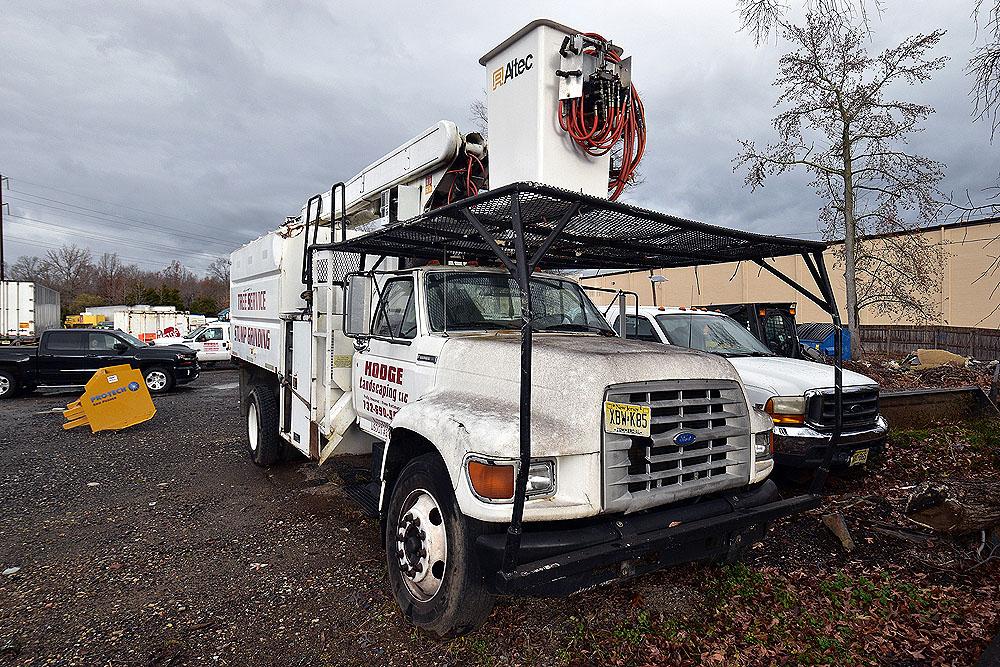1997 Ford F800 Forestry Bucket Truck