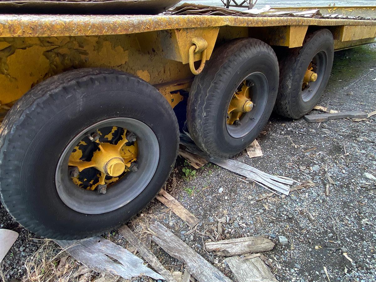 1987 Eager Beaver Model 9DOW Tri-Axle Equipment Trailer