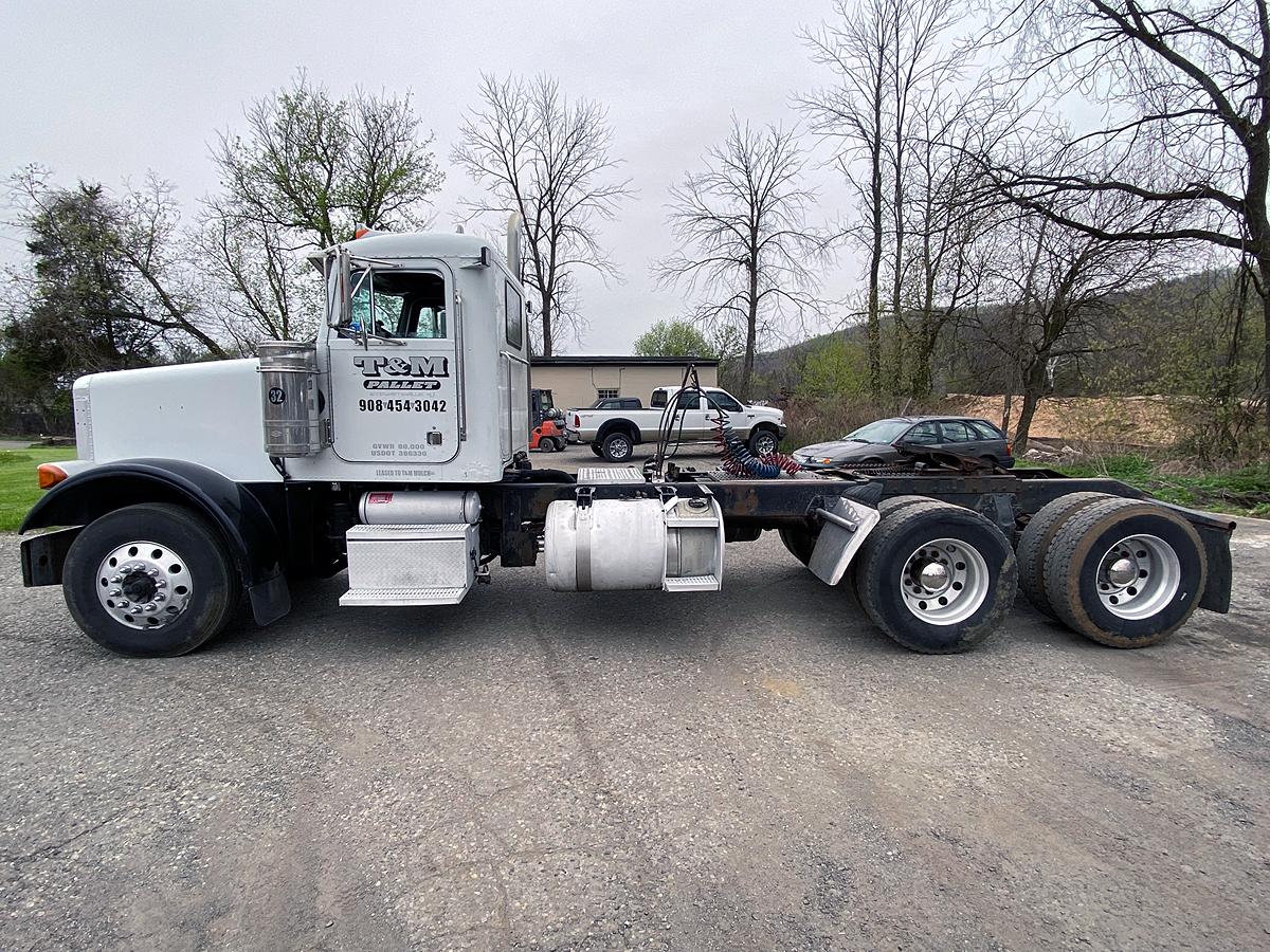 2002 Peterbilt Model 378 Tandem Axle Truck Tractor, (Unit # 32)