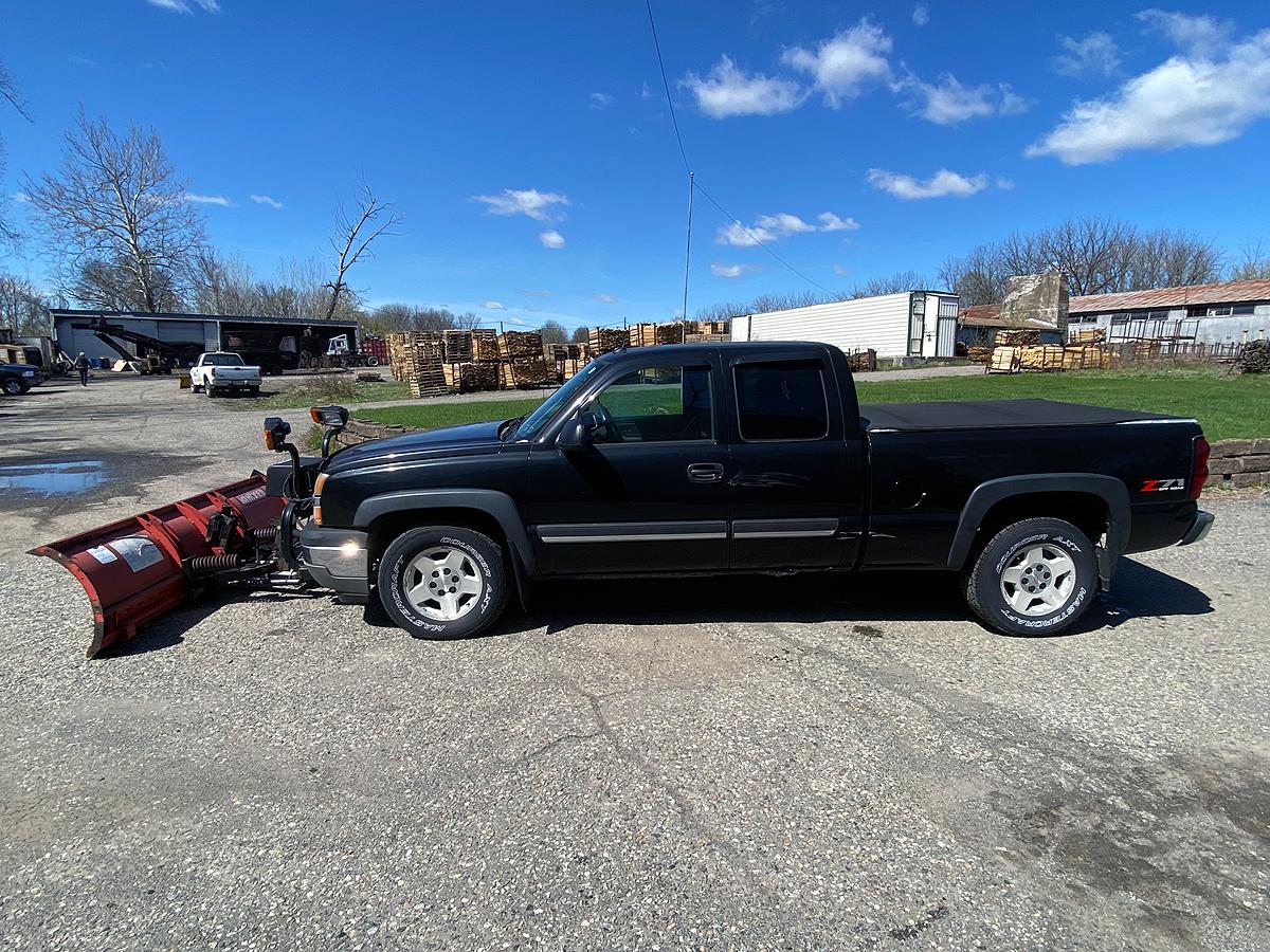 2005 Chevrolet Silverado LT 4 Door Pickup Truck