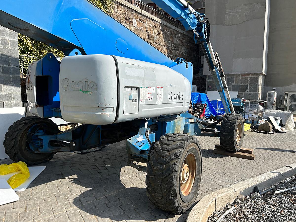 Genie Z-135 Articulated Boom Lift