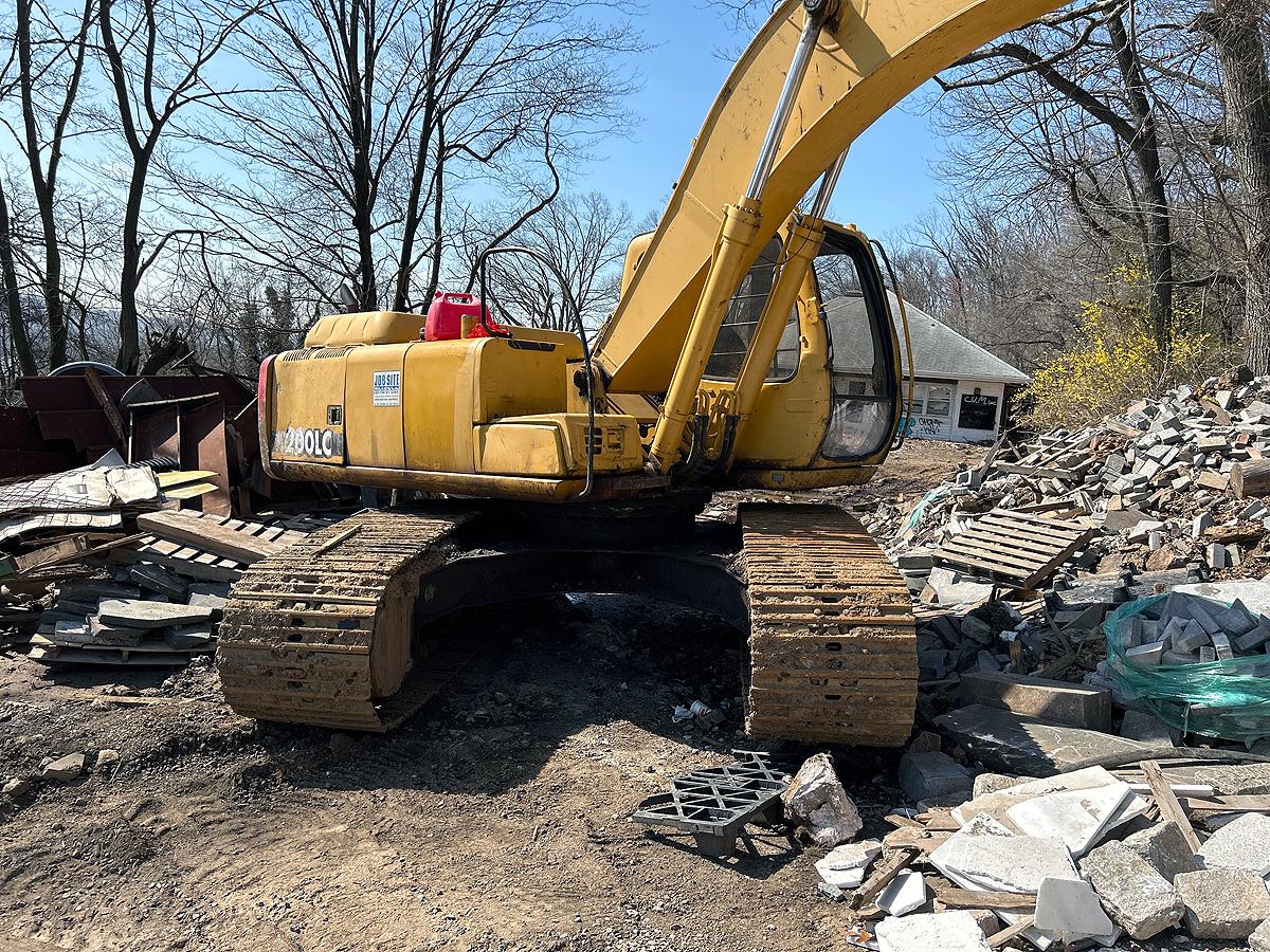 John Deere 200LC Excavator