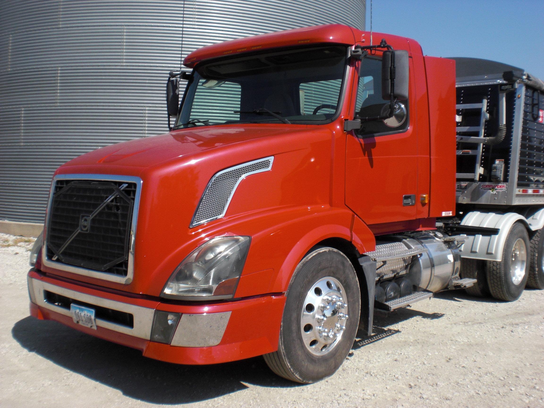 2006 Volvo day cab   371,106 miles