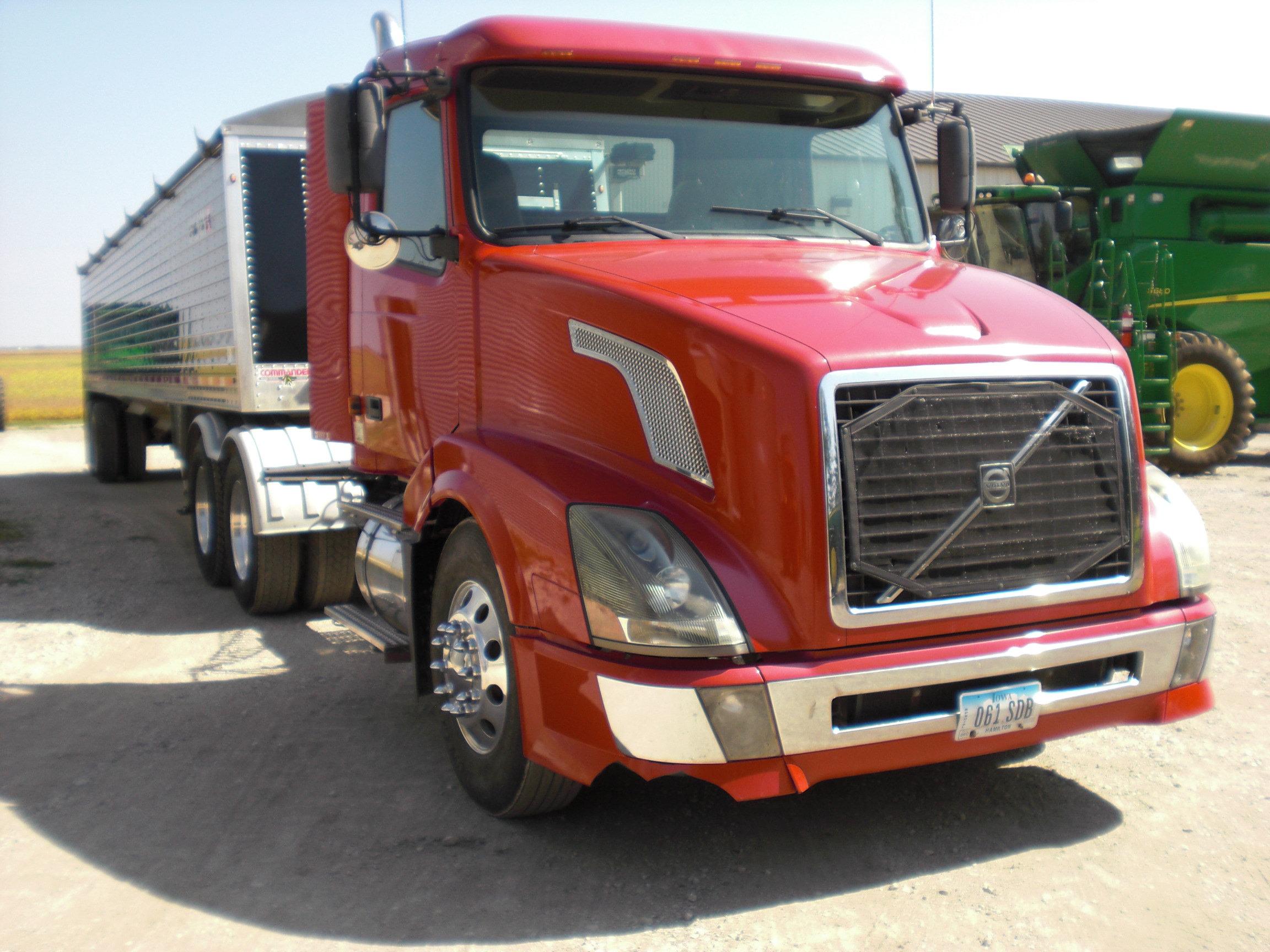 2006 Volvo day cab   371,106 miles