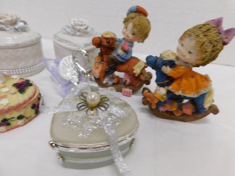 MIXED LOT OF TRINKET BOXES & FIGURES