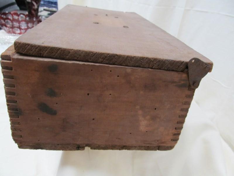 STAR COBBLER # 1 ANTIQUE WOODEN BOX WITH LID &SHOE ADVERTISEMENT note: hinge is broken