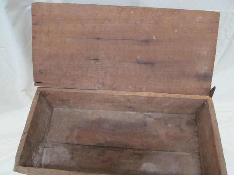 STAR COBBLER # 1 ANTIQUE WOODEN BOX WITH LID &SHOE ADVERTISEMENT note: hinge is broken