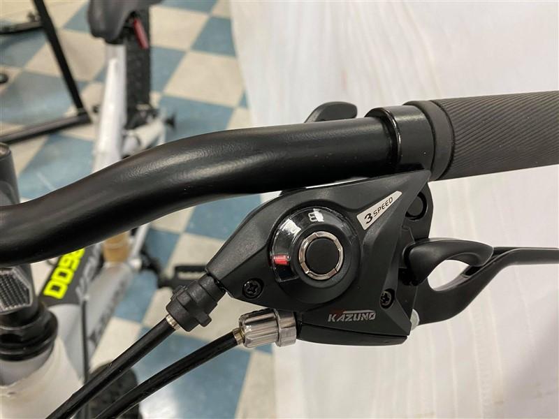 KENT SHOCKWAVE 10 SPEED ~ SHIMANO EQUIPPED ~ STORE DISPLAY ~ REAR BRAKES FINE ~ FRONT BRAKES NEED AD