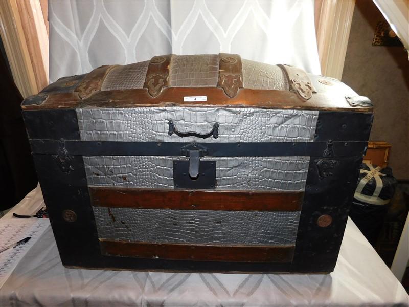 ANTIQUE HUMPBACK TRUNK - FITTED 28" WIDE x 21" TALL x 15" DEEP