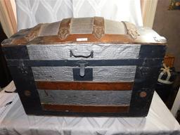 ANTIQUE HUMPBACK TRUNK - FITTED 28" WIDE x 21" TALL x 15" DEEP