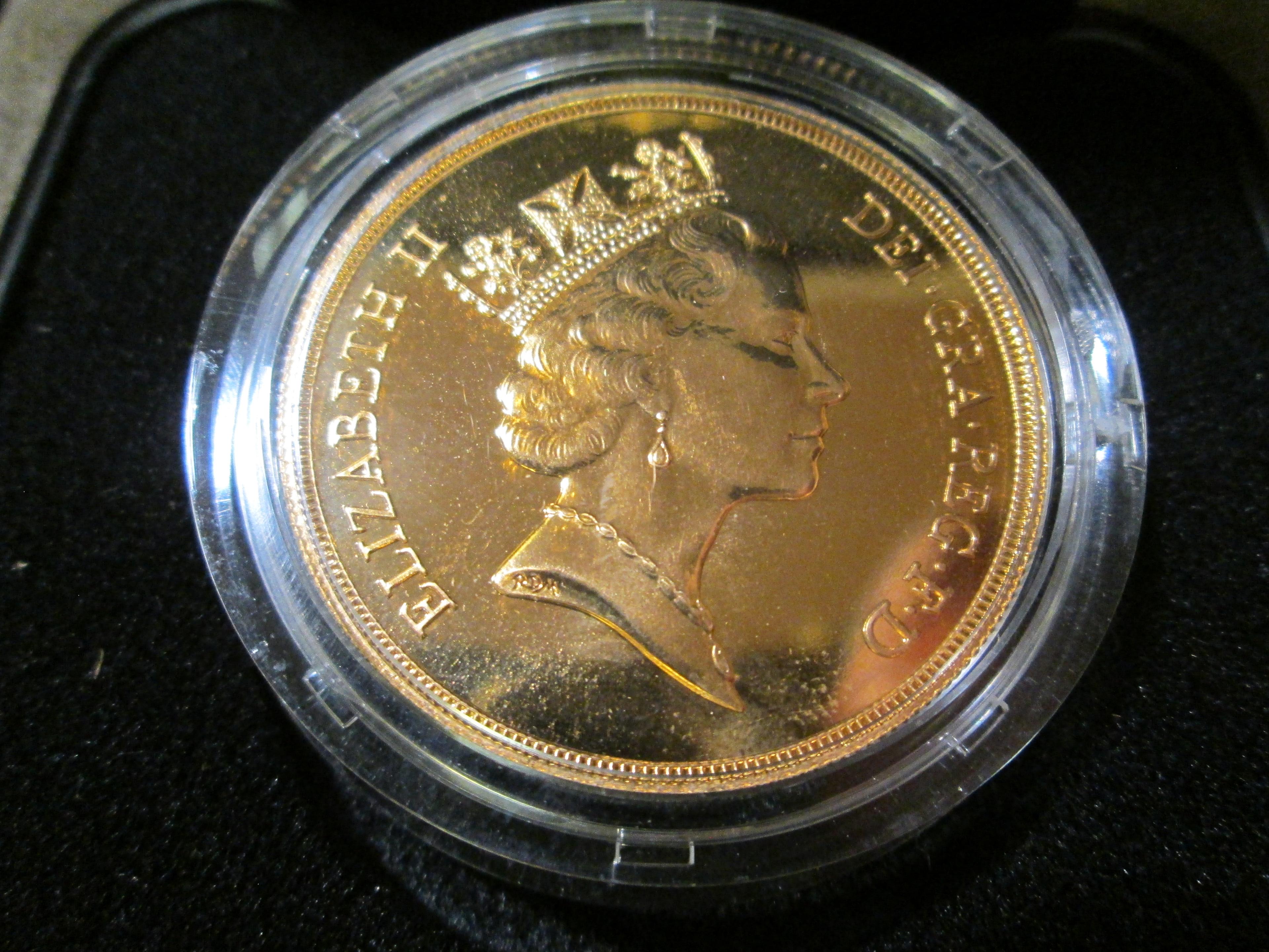 1986 Great Britain Five Pound Gold Coin in original case of issue. Mtg. 7,723 pcs. KM#945. Weighs 39