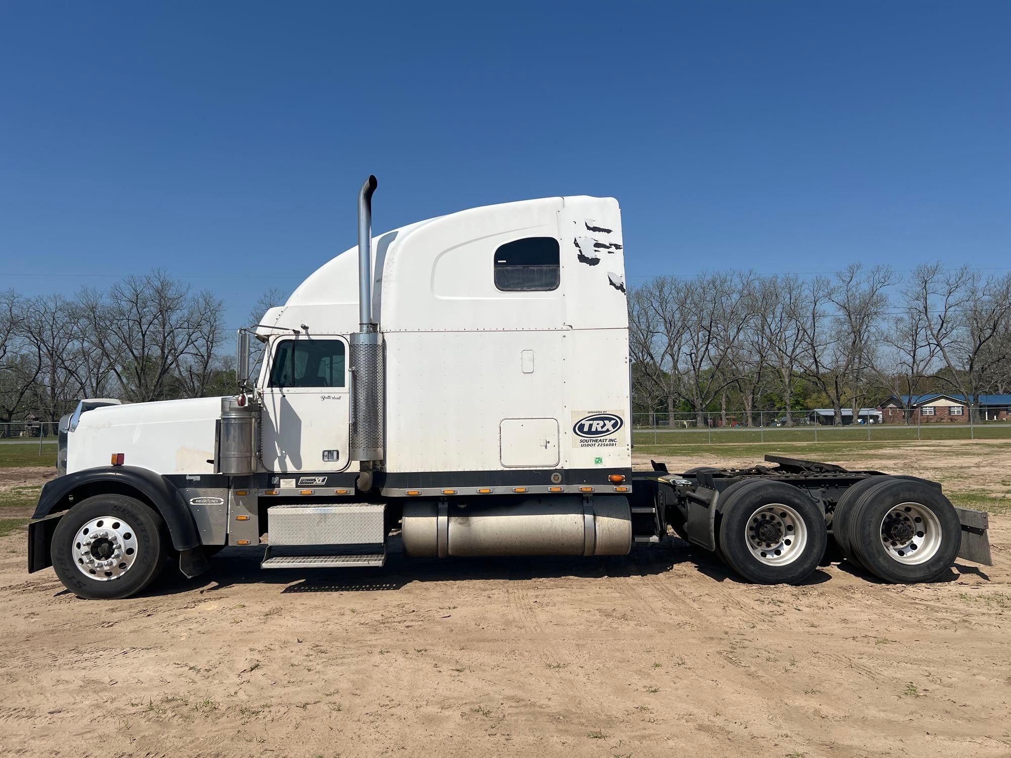 2001 FREIGHTLINER CLASS IC XL LIMITED T/A ROAD TRA