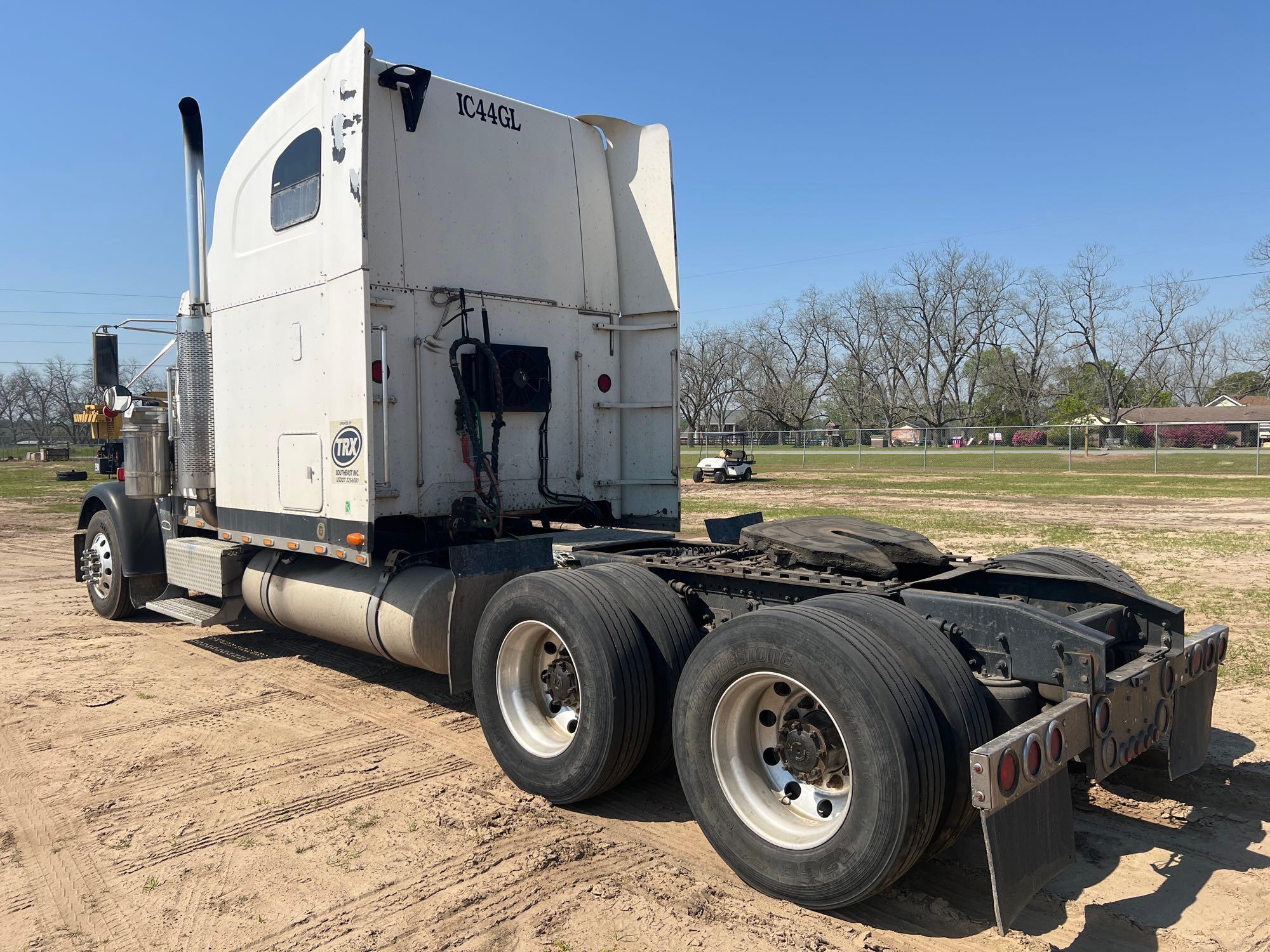 2001 FREIGHTLINER CLASS IC XL LIMITED T/A ROAD TRA