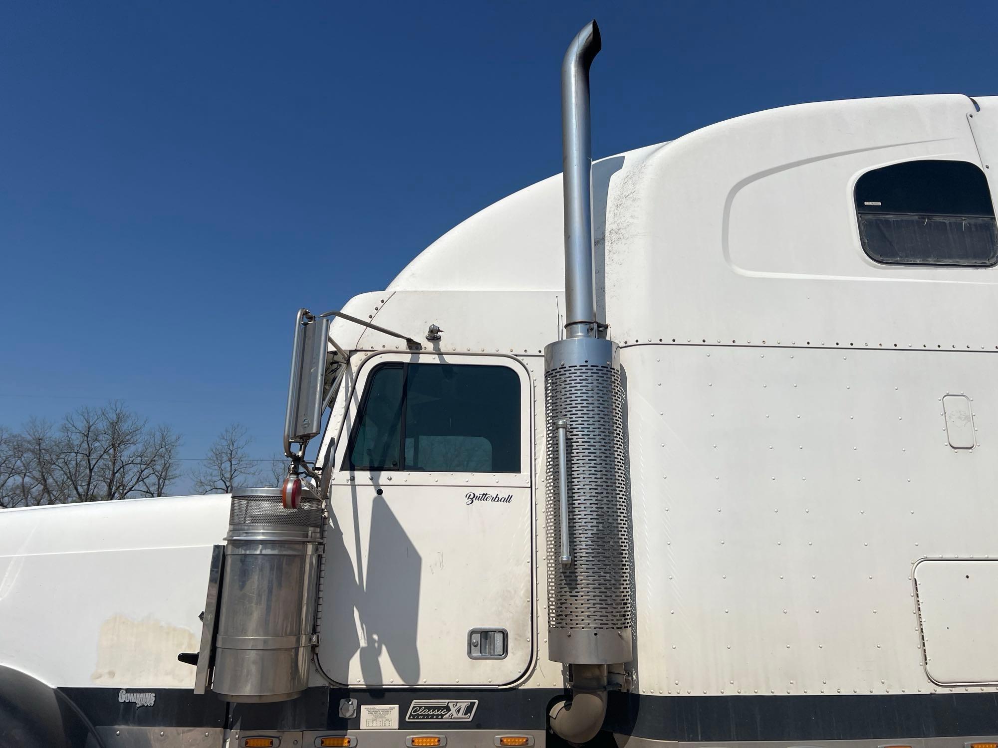 2001 FREIGHTLINER CLASS IC XL LIMITED T/A ROAD TRA