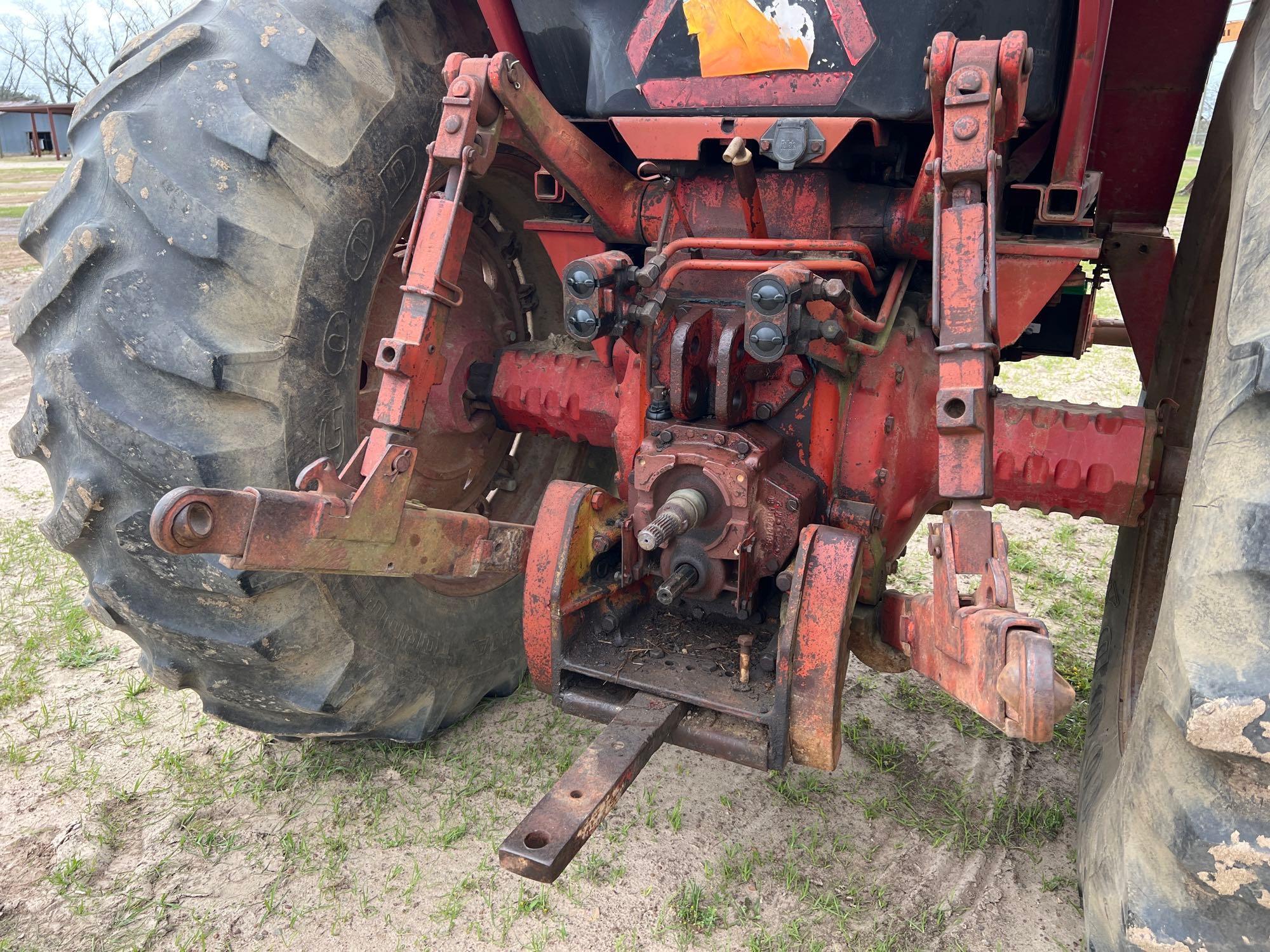 INTERNATIONAL 1086 TRACTOR