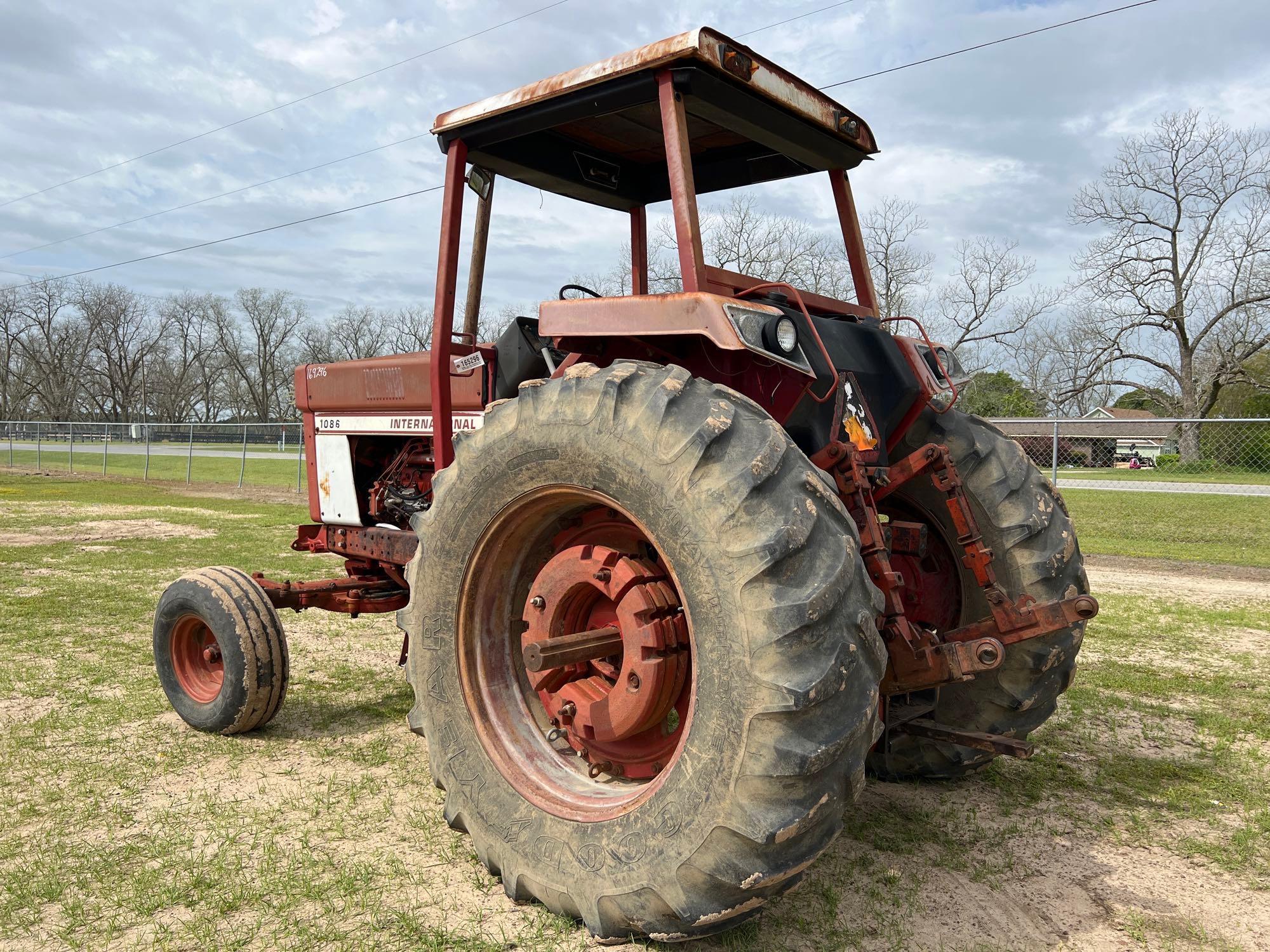 INTERNATIONAL 1086 TRACTOR