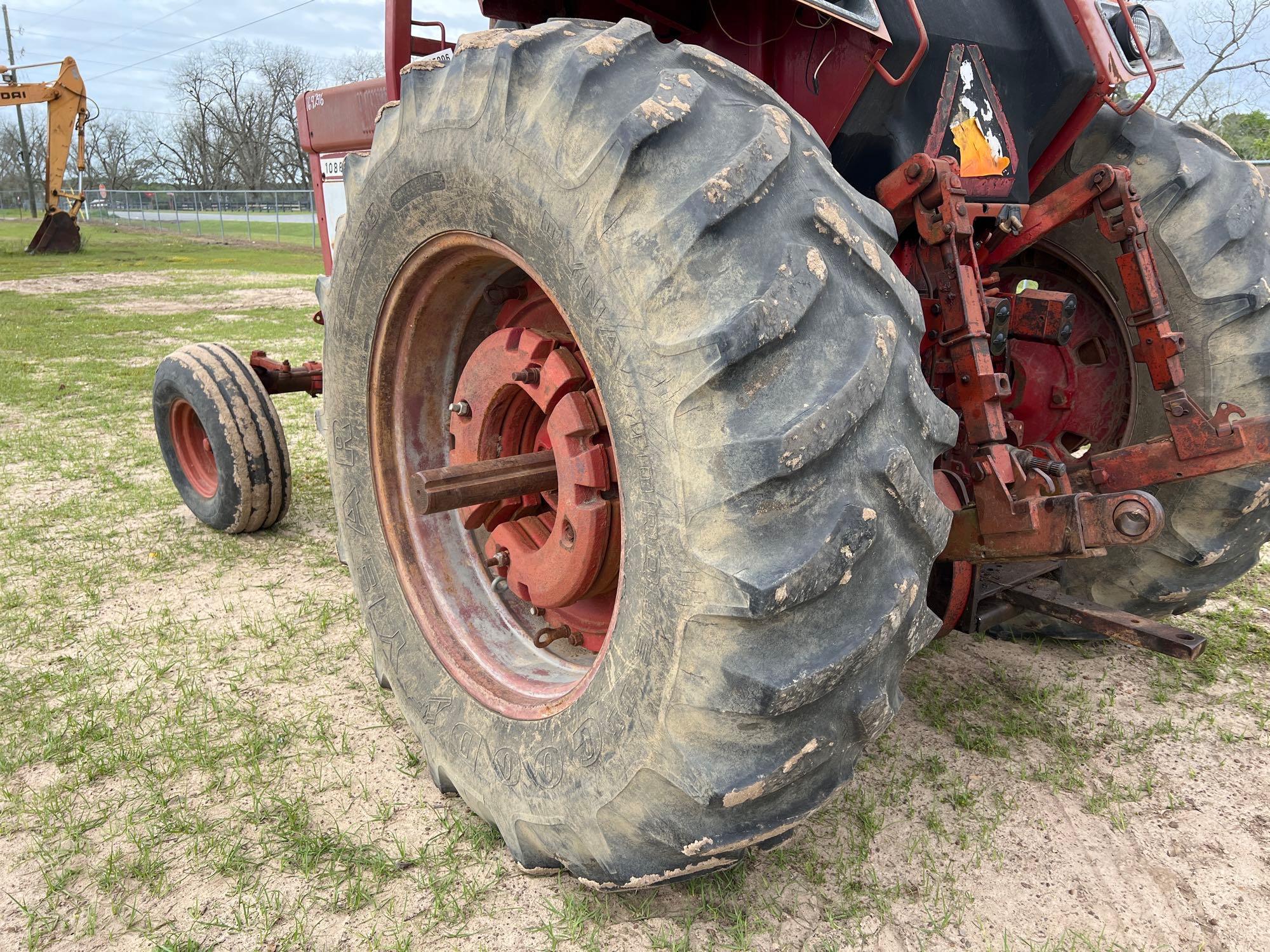 INTERNATIONAL 1086 TRACTOR