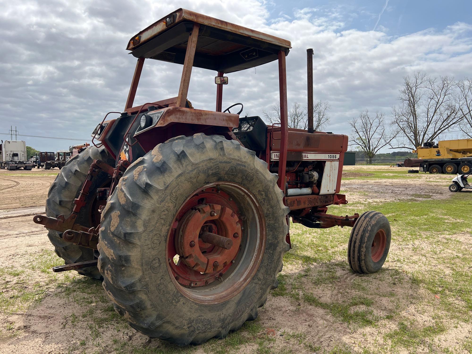 INTERNATIONAL 1086 TRACTOR