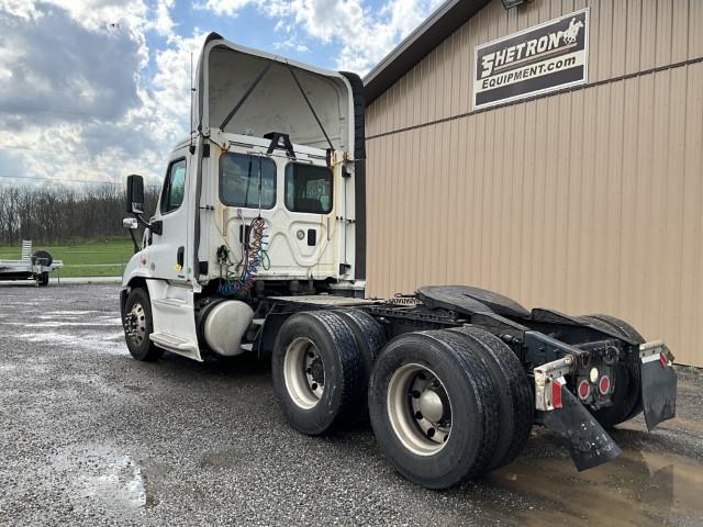 2016 Freightliner Cascadia 126 Day Cab Tractor Trk