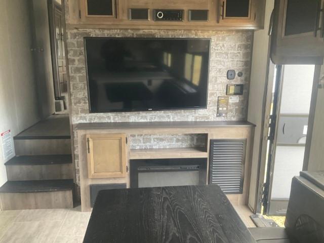 2019 Vengeance Fifth Wheel Camper / Toy Hauler