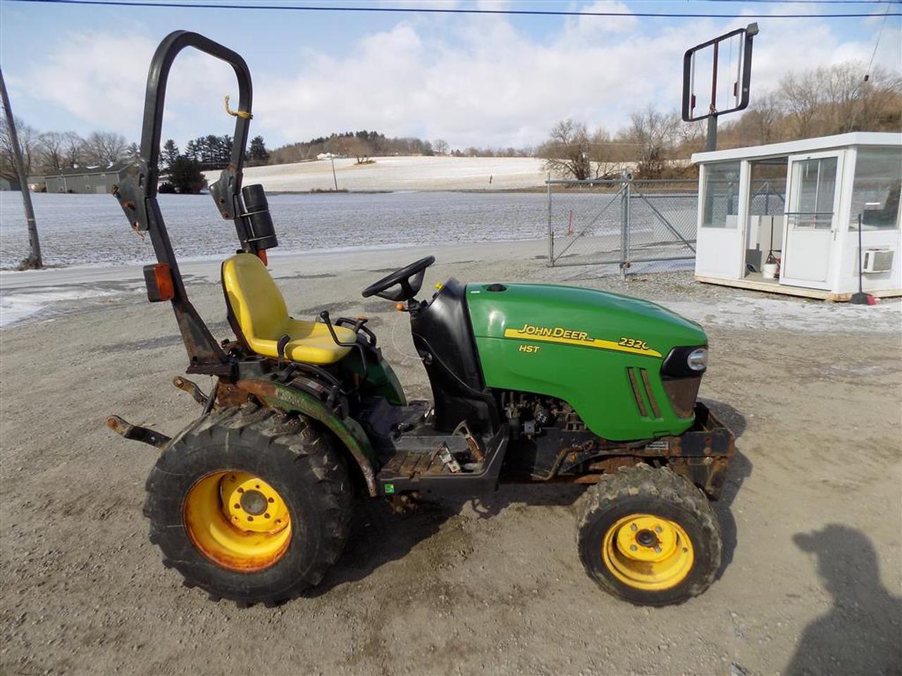 2010 John Deere 2320