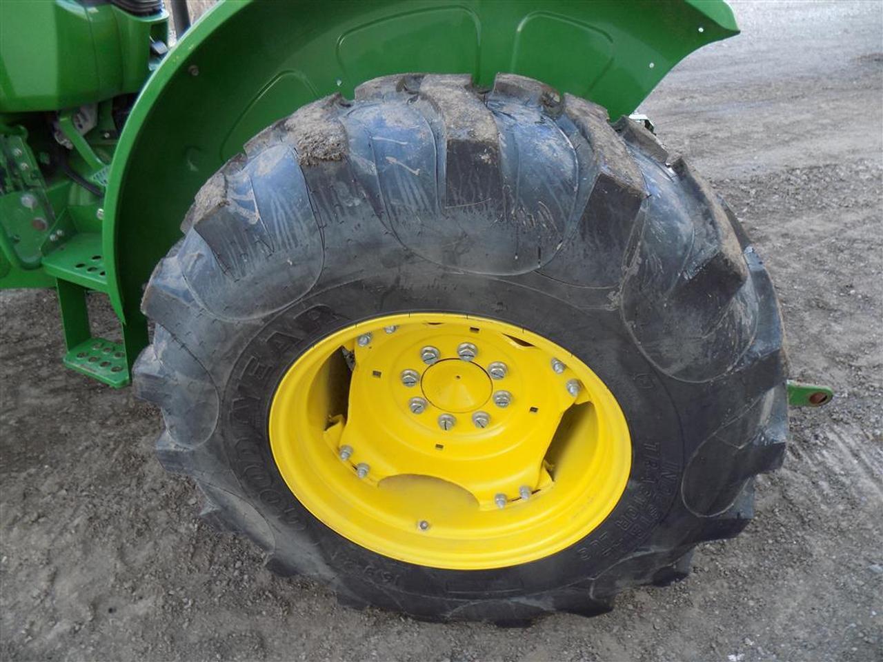 2015 John Deere 5065E