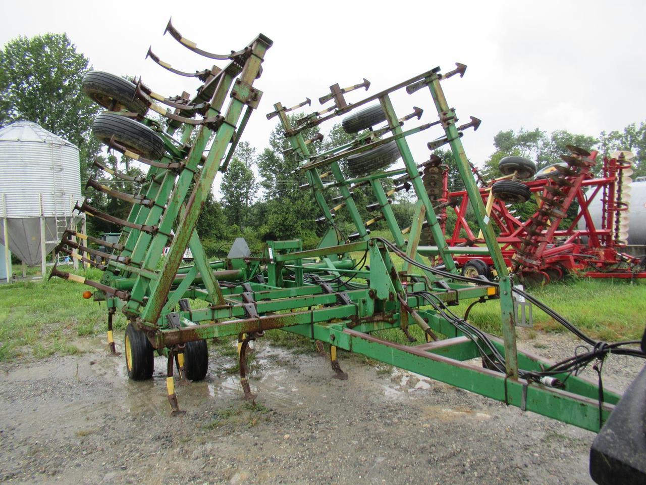 John Deere 980 Chisel Plow