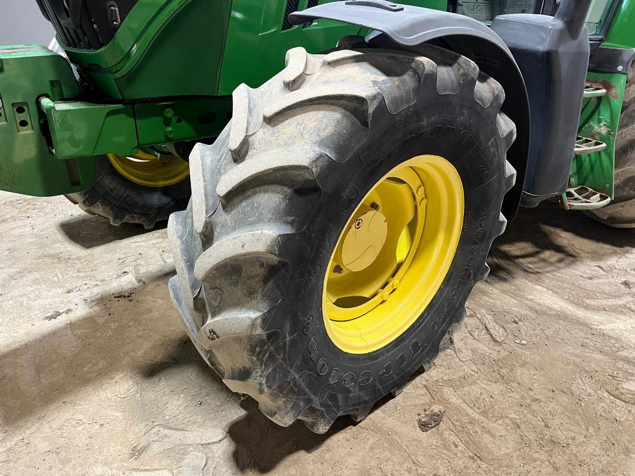 2015 John Deere 6125M Tractor