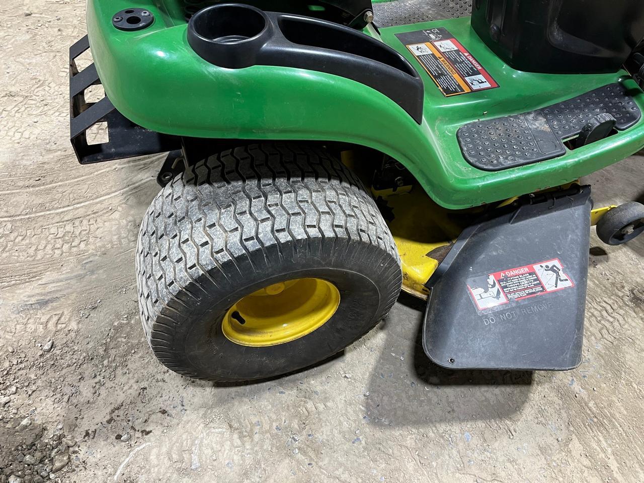 John Deere L118 Lawn Tractor