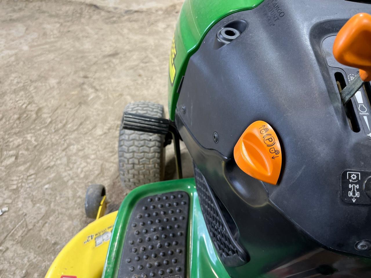 John Deere L118 Lawn Tractor