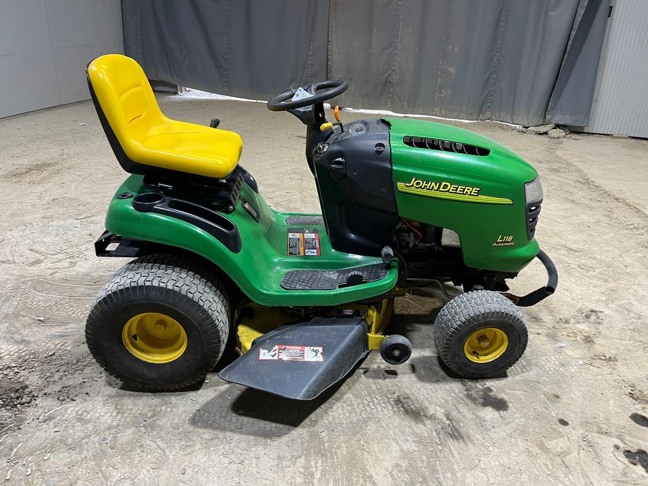 John Deere L118 Lawn Tractor