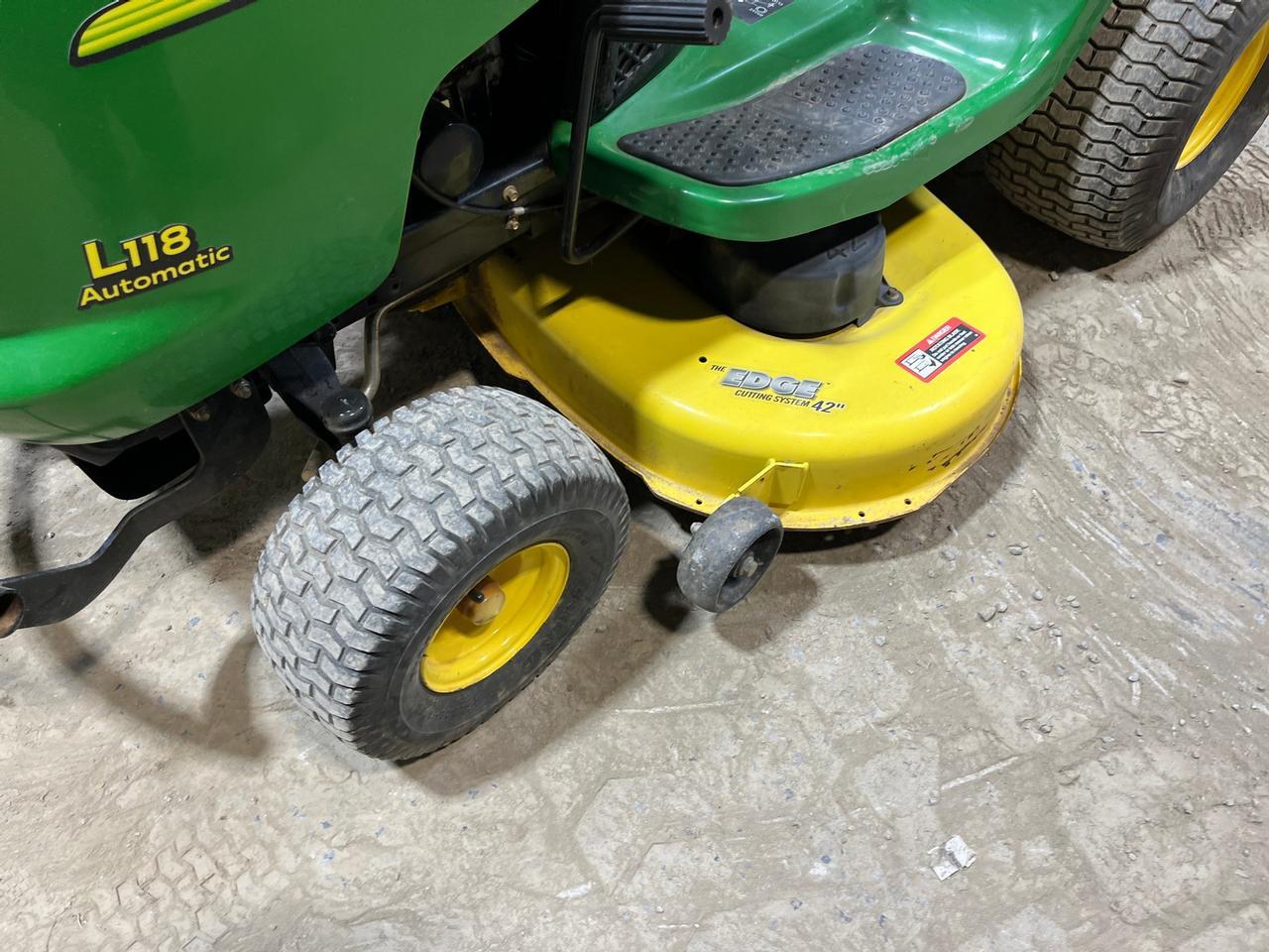 John Deere L118 Lawn Tractor