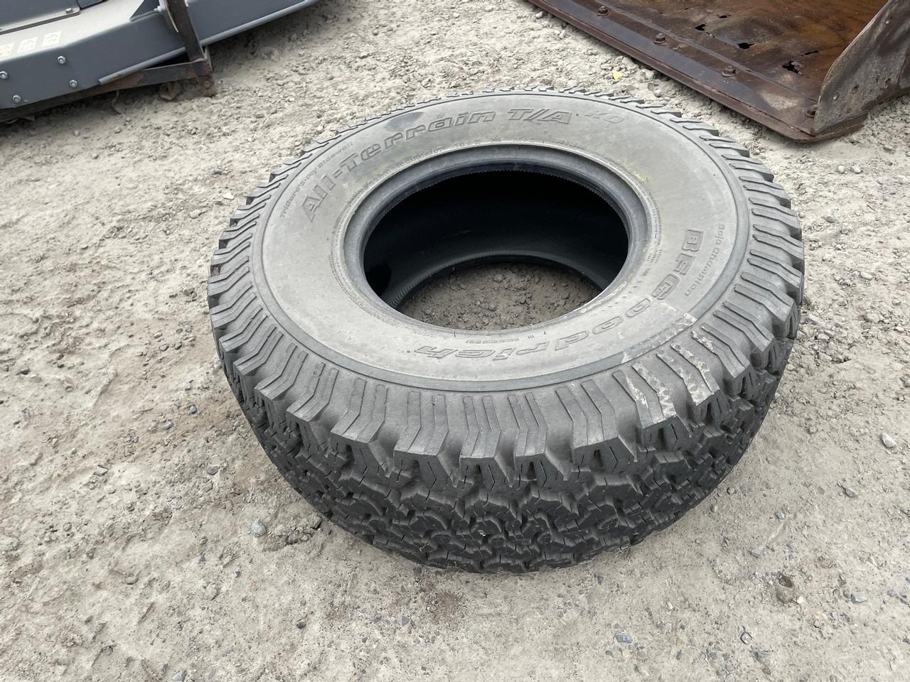 1 BFG Goodrich tire 33x12.50R15