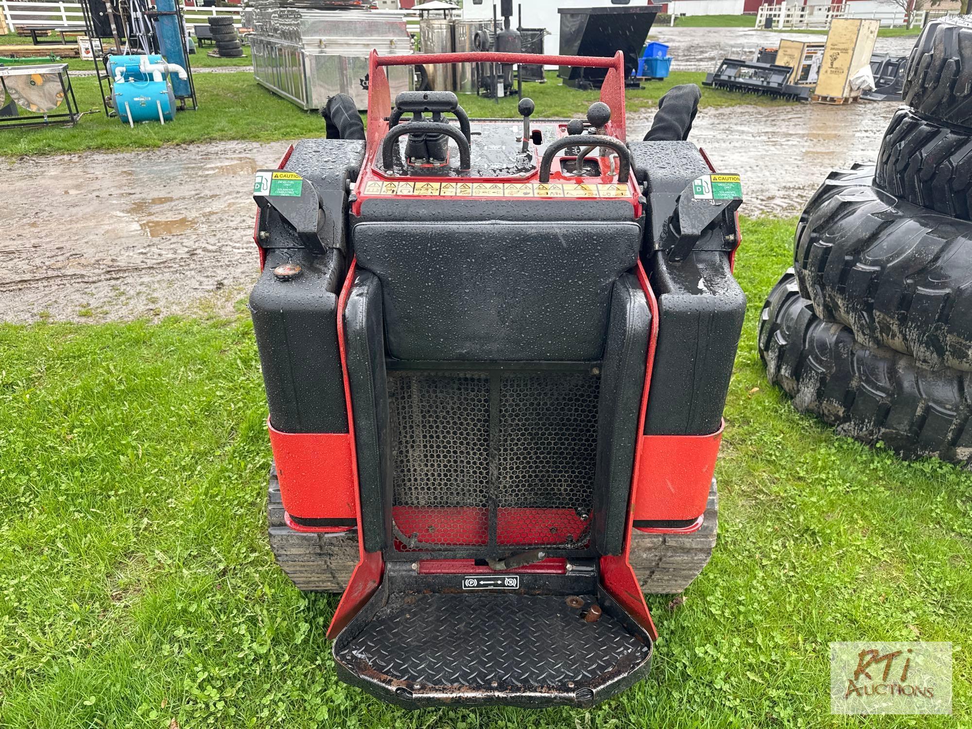 2018 Toro Dingo wide track TX1000W vertical lift skid loader, 42in bucket, Kubota diesel engine, 689