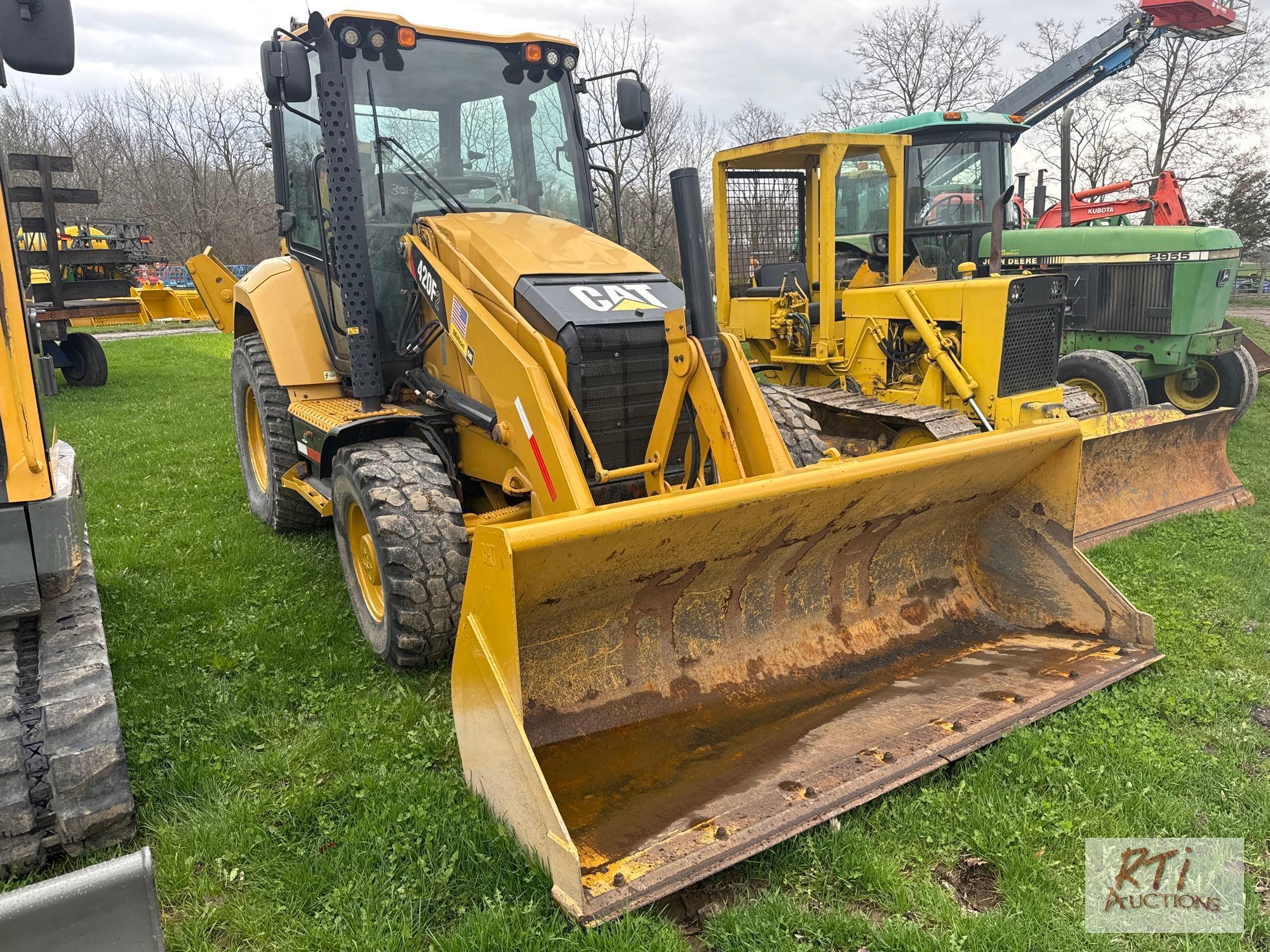 Cat 420F2 tractor-loader-backhoe, cab, heat, A/C, extend-a-hoe, coupler, 3485 hrs - Municipal