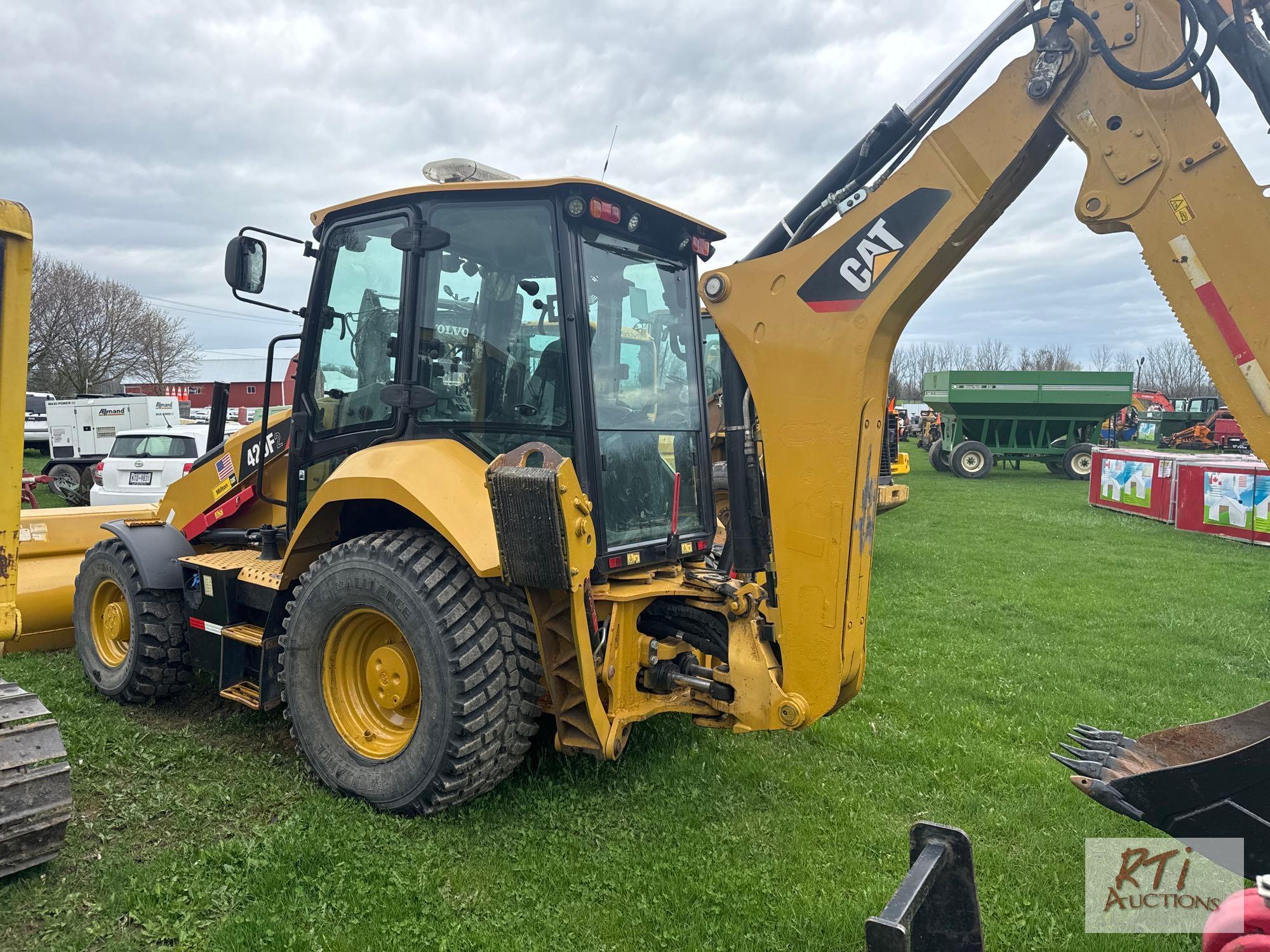 Cat 420F2 tractor-loader-backhoe, cab, heat, A/C, extend-a-hoe, coupler, 3485 hrs - Municipal