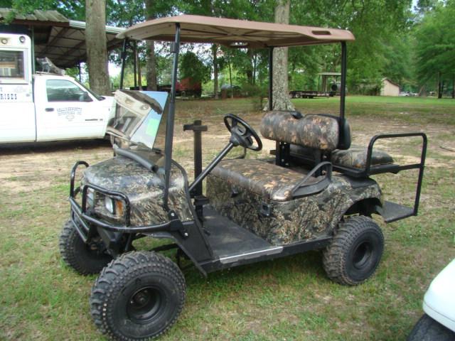 2001 E Z GO ELECTRIC GOLF CART W/CHARGER