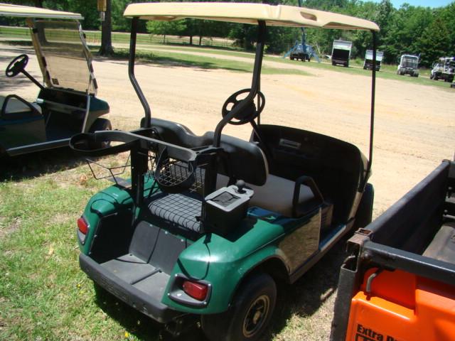 E Z GO ELECTRIC GOLF CART W/ CHARGER