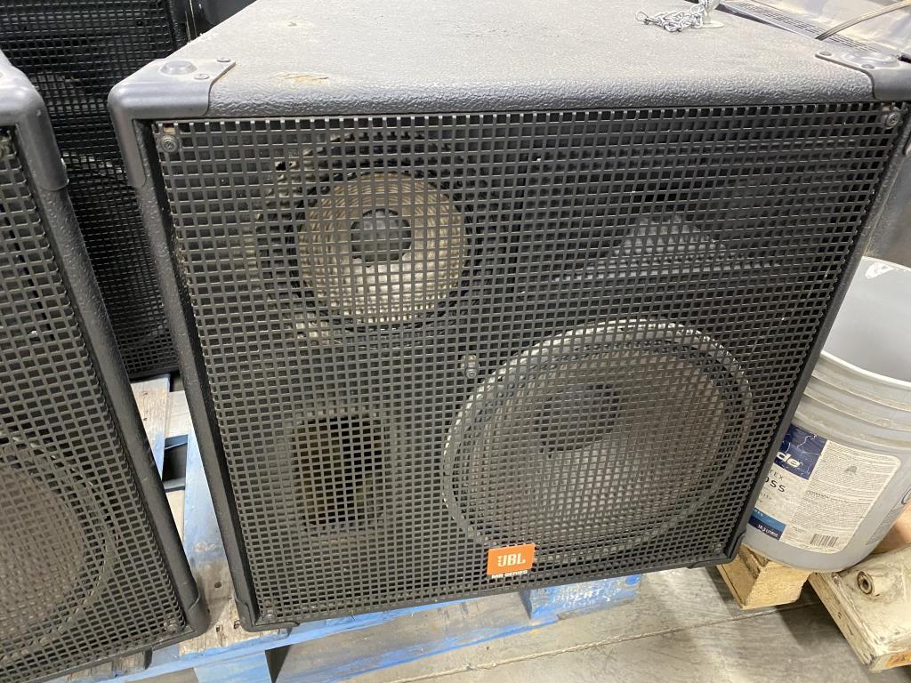 2 JBL Speakers Pro Audio Cabinets  Model MR935