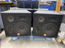 2 JBL Speakers Pro Audio Cabinets  Model MR935