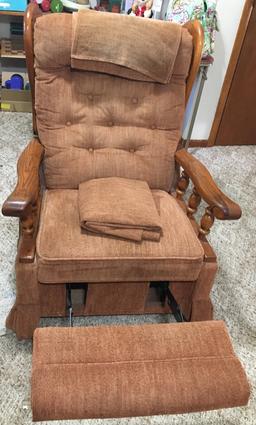 2 Lazy Boy Casual Matching Recliners With Extra Matching Material